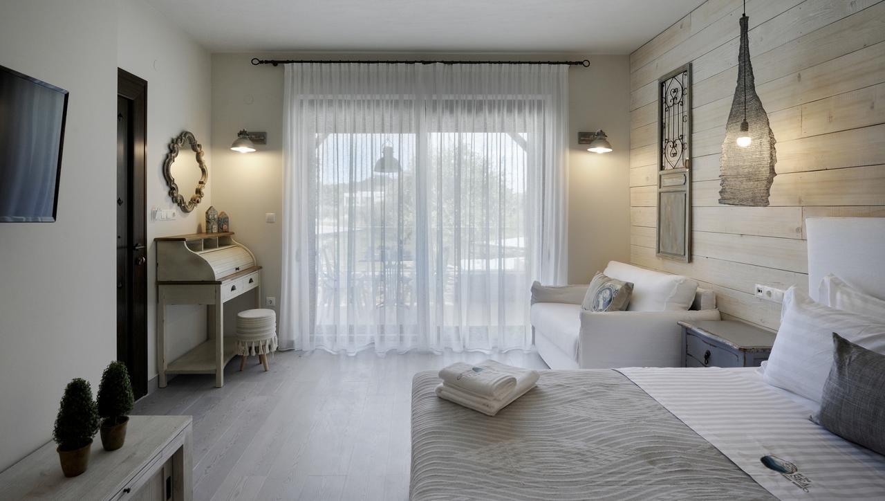 By The Sea Luxury Suites Liménas Eksteriør bilde